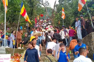 Rất đông du khách thập phương về chùa Hương Tích trong ngày khai hội