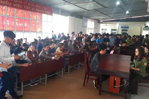 Nhiều người dân đến làm hộ chiếu, giấy thông hành đầu năm