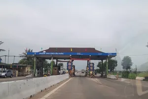 Sáng 21-2, tại trạm thu phí Cầu Rác đã xả trạm tạm dừng thu phí