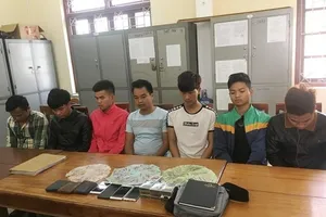 Các đối tượng cùng tang vật tại cơ quan Công an. Ảnh Công an Hà Tĩnh cung cấp