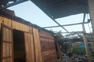 Hà Tĩnh: Bất ngờ xuất hiện mưa kèm lốc xoáy khiến nhiều nhà dân bị tốc mái