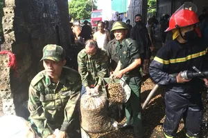 Lực lượng chức năng nỗ lực khống chế đám cháy và di chuyển tài sản ra ngoài