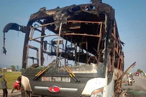 Chiếc xe ô tô khách bị cháy rụi