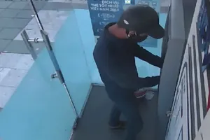 Nghi phạm thực hiện lắp đặt thiết bị trộm cắp thông tin tại cây ATM. Ảnh cắt lại từ clip
