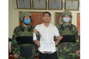 Bắt giữ đối tượng vận chuyển 6 bánh heroin cùng súng và 5 viên đạn qua biên giới