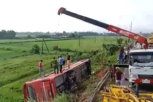 Lật ô tô khách ở Hà Tĩnh, 1 người tử vong, nhiều người bị thương