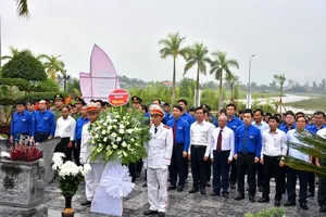 Các đại biểu đến dâng hương, dâng hoa tưởng niệm Anh hùng liệt sĩ Lý Tự Trọng