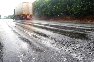 Chi chít vệt hằn lún bánh xe trên Quốc lộ 1A tuyến tránh thị xã Kỳ Anh