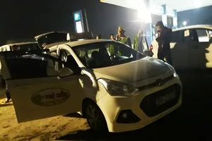 Cá thể gấu được đối tượng vận chuyển trên ô tô