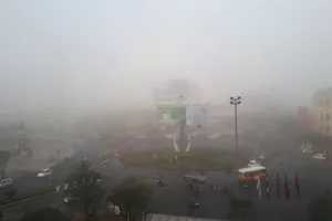 Vòng xuyến giao nhau giữa đường Phan Đình Phùng, Hàm Nghi và Quốc lộ 1 bị phủ kín sương mù sáng 4-1-2020