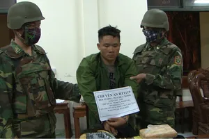 Đối tượng Pó Chua Xồng bị bắt giữ cùng tang vật