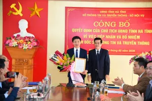 Phó Chủ tịch UBND tỉnh Hà Tĩnh Đặng Quốc Vinh trao quyết định bổ nhiệm Giám đốc Sở Thông tin và Truyền thông cho ông Nguyễn Công Thành