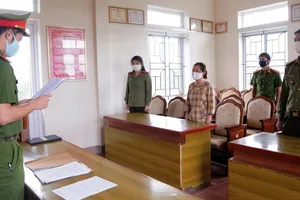 Công an đọc các quyết định khởi tố đối với Cao Thị Ngọc Ánh. Ảnh: Công an Hà Tĩnh