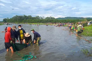 Đông đảo người dân tham gia lễ hội đánh cá "độc nhất" ở Hà Tĩnh