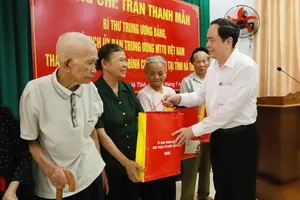 Chủ tịch Ủy ban Trung ương MTTQ Việt Nam tặng quà gia đình chính sách ở Hà Tĩnh