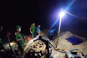 Lực lượng chức năng phát hiện các đối tượng khai thác vàng trái phép tại Moòng Coòng