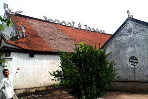 Mái nhà hạ điện Di tích đình Hội Thống bị hư hỏng chờ đổ sập