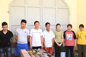 Các đối tượng và tang vật bị thu giữ tại cơ quan công an. Ảnh Công an Hà Tĩnh