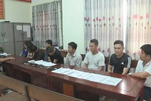 Các đối tượng tại cơ quan công an. Ảnh: NGỌC LONG