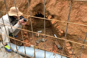 Hiện trường một phần ngôi mộ được phát hiện