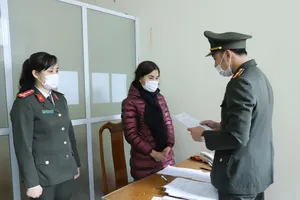 Cơ quan điều tra đọc lệnh khởi tố đối tượng Nguyễn Thị Hồng Hà. Ảnh: Công an Hà Tĩnh cung cấp