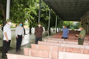 Lãnh đạo tỉnh Hà Tĩnh và ngành chức năng kiểm tra, bàn phương án cấp bách phòng, chống dịch trên địa bàn huyện Lộc Hà