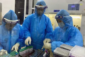 Cán bộ y tế tỉnh Hà Tĩnh xét nghiệm các mẫu cho người dân