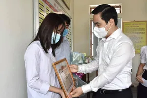 Bí thư Tỉnh đoàn Hà Tĩnh Lê Thành Đông trao bằng khen cho em Võ Thị Kim Anh