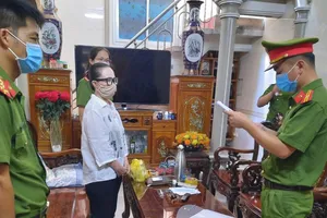 Cơ quan điều tra tiến hành lệnh khám xét nhà của Lê Thị Hiền. Ảnh: Công an Hà Tĩnh cung cấp