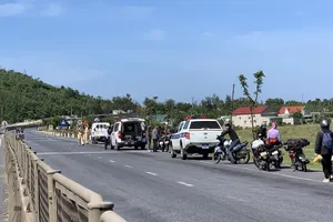 Người dân từ các tỉnh phía Nam đi phương tiện cá nhân về quê tại chốt kiểm soát phòng chống dịch trên Quốc lộ 1 (thị xã Kỳ Anh, tỉnh Hà Tĩnh)