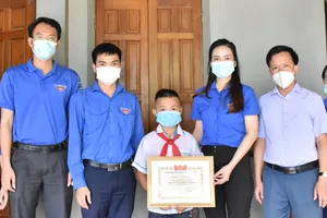 Trao bằng khen cho em Nguyễn Trần Anh Đức