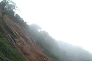 Hiện trường sạt lở trên Quốc lộ 8A