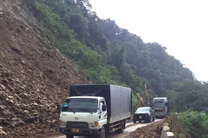 Các phương tiện đã qua lại thông suốt trên Quốc lộ 8A sau nhiều giờ bị ách tắc