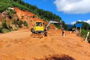 Sáng 21-10, các lực lượng chức năng tiến hành khắc phục sạt lở trên tuyến đường ven biển Hà Tĩnh