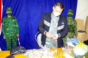 Đối tượng L.X.T. và đồng hồ cùng nhiều tiền kíp, nhẫn kim loại màu vàng