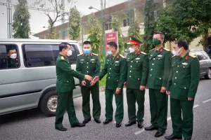 Lãnh đạo Bộ CHQS tỉnh Hà Tĩnh động viên các cán bộ, quân nhân trước khi lên đường thực hiện nhiệm vụ