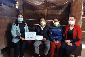 Trao 8 triệu đồng của bạn đọc Báo SGGP hỗ trợ gia đình anh Nguyễn Xuân Soa