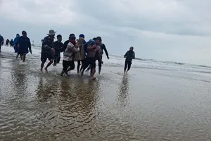 Các ngư dân và phương tiện bị nạn được đưa vào bờ