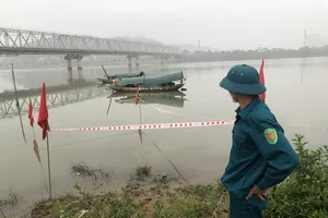 Khu vực hiện trường quả bom lúc thủy triều lên