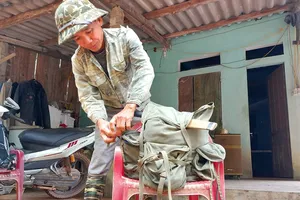 Ông Toản chuẩn bị vật dụng để vào rừng tìm kiếm, tháo gỡ các loại bẫy