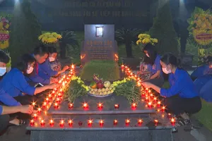 Các đoàn viên thanh niên thắp nến tri ân bày tỏ lòng biết ơn vô hạn đối với cố Tổng Bí thư Hà Huy Tập
