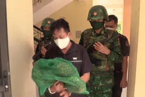 Lực lượng chức năng dẫn giải đối tượng Phan Văn Hoàng cùng tang vật về cơ quan điều tra