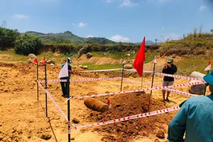 Lực lượng chức năng đã làm rào chắn bảo vệ, cảnh báo xung quanh quả bom