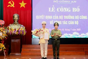 Thiếu tướng Lê Văn Tuyến trao quyết định cho Thượng tá Nguyễn Hồng Phong, tân Giám đốc Công an tỉnh Hà Tĩnh