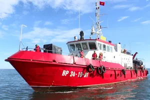 Lực lượng Bộ đội Biên phòng Hà Tĩnh hỗ trợ sửa, nước uống và động viên các ngư dân