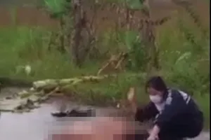 Thời điểm em H. bị làm nhục giữa đường. Ảnh: Cắt từ clip