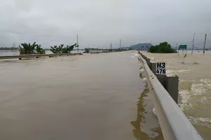 Quốc lộ 1 ở xã Xuân Lam (huyện Nghi Xuân, tỉnh Hà Tĩnh) bị ngập sâu