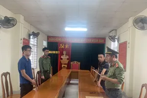 Cơ quan công an đọc lệnh khởi tố đối tượng. Ảnh: VKSND tỉnh Hà Tĩnh