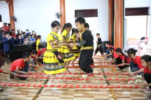 Các em nhỏ biểu diễn tiết mục văn nghệ tại chương trình vui Tết Chăm Cha Bới