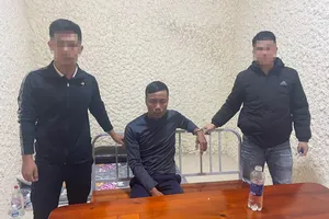 Đối tượng Trần Thế Bảo (giữa) tại thời điểm bị bắt giữ. Ảnh: Công an cung cấp